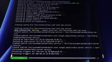 Parlak metin kodlarının satırlarını gösteren, sistem yönetimini, ağ güvenliğini, yazılım kurulumunu ve bilişim çözümlerini sembolize eden karanlık uçbirim penceresinin ayrıntılı görünümü