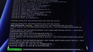 Dijital ekran siyah üzerine beyaz kod ve sistem günlüklerini, arka uç geliştirmesini, sunucu yapılandırmasını, ağ protokollerini ve veri güvenlik altyapısını gösterir. Büyüt