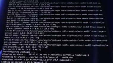 Karanlık bilgisayar monitörünün yakın plan görüntüsü çoklu programlama kodlarını ve sistem güncellemelerini gösterir, aktif arka uç geliştirmesini, yazılım dağıtımını temsil eder. Büyüt