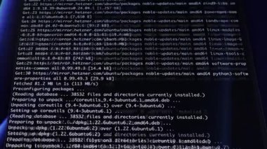 BT altyapı yönetimi ve dijital güvenlik için aktif bir yazılım güncelleme sürecini gösteren beyaz programlama kodunun ve sistem mesajlarının yakın plan görüntüsü siyah ekranda hızla kayıyor