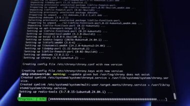 Bitmek üzere olan bir sistem güncellemesi için beyaz programlama kodunu gösteren ve verimli bilişim yönetim süreçlerini ileten bir karanlık ekranın kapanışı
