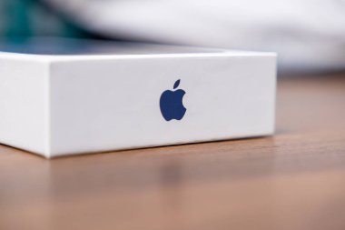 Poznan, Polonya - 16 Ekim 2025: Pürüzsüz mavi Apple logosunu gösteren yeni iPhone 17 Pro paketleme kutusunun ayrıntılı yakın çekim görüntüsü, premium mobil teknoloji ve elektroniği vurguluyor