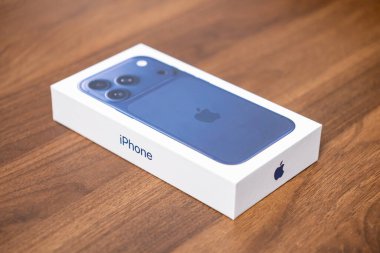 Poznan, Polonya - 16 Ekim 2025: iPhone 17 Pro perakende kutusu modern mavi akıllı telefonu sergiliyor, gelişmiş üçlü kamera sistemini vurguluyor, ileri teknolojiyi simgeliyor