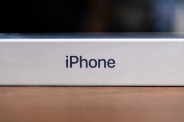 Poznan, Polonya - 16 Ekim 2025: iPhone 17 Pro akıllı telefonunun yeni zarif beyaz perakende kutusuna yakın plan, ikonik logo, gelecekteki mobil teknoloji yeniliklerini somutlaştırıyor
