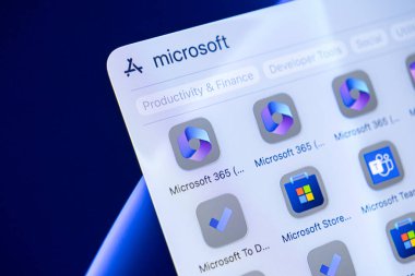 Poznan, Polonya - 16 Ekim 2025: Microsoft uygulamalarını sunan Apple App Store arayüzüne yakın çekim, dijital dönüşüm için Üretim ve Finans