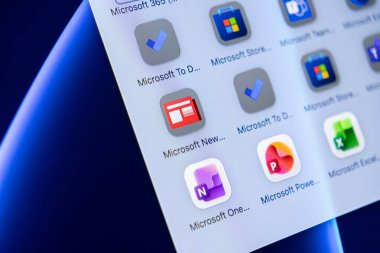 Poznan, Polonya - 16 Ekim 2025: Microsoft To Do, News, OneNote, Excel uygulamaları ekranda gösteriliyor, temel modern dijital araçlar sağlanıyor