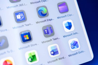 Poznan, Polonya - 16 Ekim 2025: Microsoft Ekipleri uygulama simgesi cihaz ekranında belirgin bir şekilde gösterildi, modern dijital ofis ve takım işbirliği için çok önemli