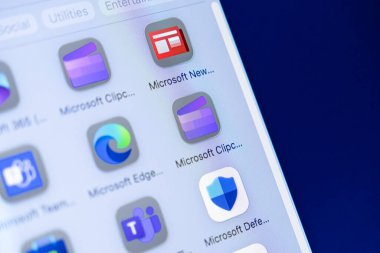 Poznan, Polonya - 16 Ekim 2025: Microsoft uygulamalarının günlük dijital görevlerin merkezi olan Clipchamp, News, Edge ve Defender uygulamalarını gösteren akıllı telefon ekranı