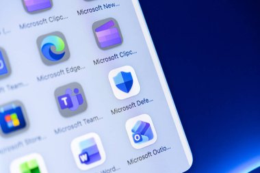Poznan, Polonya - 16 Ekim 2025: Mobil ekranda Microsoft Edge, Defender, Takımlar ve Outlook uygulamaları, dijital çalışmaları ve modern siber güvenliği destekliyor