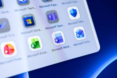 Poznan, Polonya - 16 Ekim 2025: Microsoft Word uygulaması Excel, Takımlar, Mağaza, Görünüm, modern ofis işlemleri için gerekli