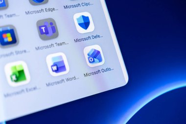 Poznan, Polonya - 16 Ekim 2025: Microsoft Outlook uygulaması, ekipler ve sözcüklerle birlikte dijital ekranda Microsoft 'un iş dünyasına yönelik 365 süit kapasitesini gösteriyor