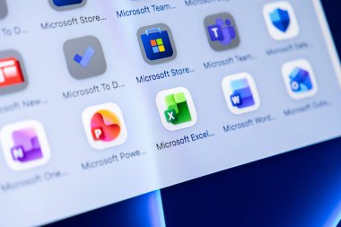 Poznan, Polonya - 16 Ekim 2025: Microsoft Excel simgesi, ekranda belirgin, şirketler için anahtar veri işleme, mali izleme ve analitik görevlerin kolaylaştırılması