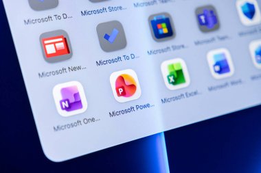 Poznan, Polonya - 16 Ekim 2025: Microsoft PowerPoint uygulaması tablet üzerinde, Microsoft yazılımının merkezinde, modern iş ve eğitim görevlerini destekliyor
