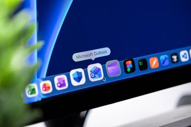 Poznan, Polonya - 16 Ekim 2025: Microsoft Outlook simgesi ekranda, e-posta yönetimi, takvim ve günlük dijital görevlerdeki önemli rolünü vurguluyor