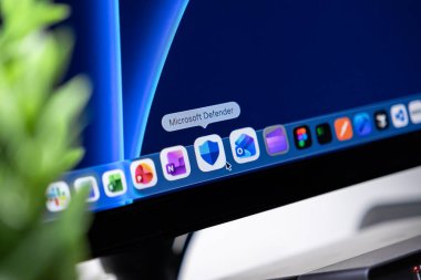 Poznan, Polonya - 16 Ekim 2025: Microsoft Defender uygulama simgesi, bir işletim sistemi için kapsamlı antivirüs ve dijital korumayı sembolize ediyor