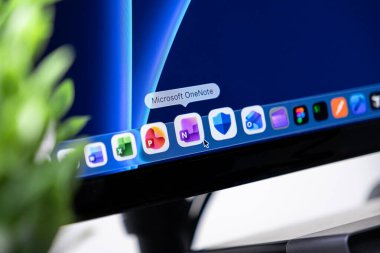 Poznan, Polonya - 16 Ekim 2025: Microsoft OneNote uygulama simgesi, imleç havada asılı duruyor, dijital not alma, veri örgütü ve verimli bilgi yönetimi temsil ediyor