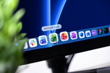 Poznan, Polonya - 16 Ekim 2025: Microsoft Excel ekranda, veri düzenleme, analiz ve iş raporu oluşturma için hayati önem taşıyan tablo becerileri sunuyor