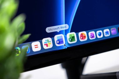 Poznan, Polonya - 16 Ekim 2025: Microsoft Word uygulama simgesi bir bilgisayar ekranında görünür, dijital görevler için gerekli ofis üretkenlik yazılımını sergiliyor