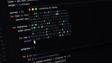 İlerleme göstergesi ile Python kodunu gösteren bir dizüstü bilgisayarın yakın plan görüntüsü, yinelemeli yazılım geliştirme döngüsü ve potansiyel API entegrasyon iş akışı gösterir