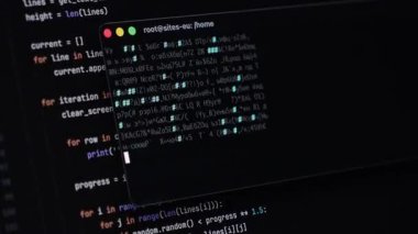 İlerleme göstergesi ile Python kodunu gösteren bir dizüstü bilgisayarın yakınlaştırılması, yinelemeli yazılım geliştirme döngüsü ve potansiyel API entegrasyon iş akışını gösterir. Büyüt