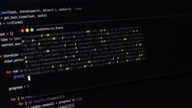 Bir geliştiricinin kodlama çalışma alanını, vurgulanmış PENDING satırlarıyla gösteren, yazılım oluşturmayı, arka uç altyapısını ve modern teknoloji ortamlarını sembolize eden bir monitörün yakın çekimi. Büyüt