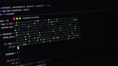 Dijital arayüzler ve çevrimiçi metin projeleri için uygun animasyon metinleri yaratmak için programlama kavramlarını gösteren, bir uçbirim Python kodunun yakın plan görüntüsü. Büyüt
