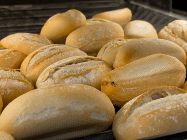 Çeşitli dokular ve hafif un tozuyla lezzetli altın-kahverengi rulo yakın plan, kahvaltı, öğle yemeği veya sağlıklı bir meze için ideal.