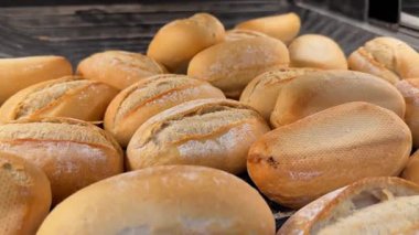 Sıcak, cezbedici yakın çekim gösterileri. Bol miktarda altın sarısı Kaiser dürümleri, un tozuyla kaplanmış, kabuklu dokularını ve taze fırınlarını renklendiriyor.