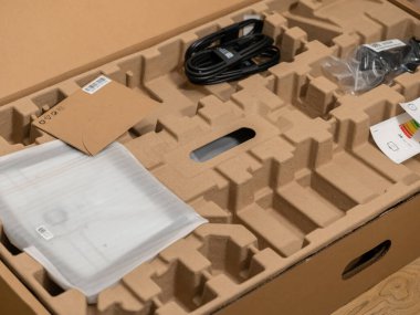 Tüketici elektroniği kurulumu için geri dönüşümlü postalar, kullanma kılavuzu ve güç kablolarını gösteren açık dağıtım kutusunun yakın görüntüsü