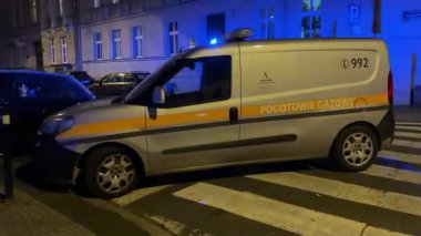 Poznan, Polonya - 18 Kasım 2025: Pogotowie Gazowe damgalı Polska Spolka Gazowictwa minibüsü, Kopernika caddesinde park halinde, acil gaz müdahalesine hazır.