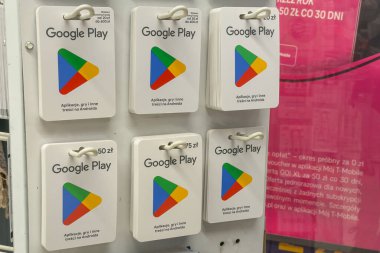 Poznan, Polonya - 22 Kasım 2025: Modern dijital hediye verme ve uygulama indirmeyi sembolize eden, perakende satış için çeşitli değerlerde Google Play hediye kartları