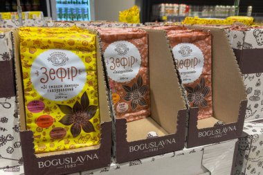 Poznan, Polonya - 22 Kasım 2025: BOGUSLAVNA Zefir jöleli marshmallow tatlıları, limon ve klasik çeşitleri sunarak bir market rafında satışa sunulmuştur.