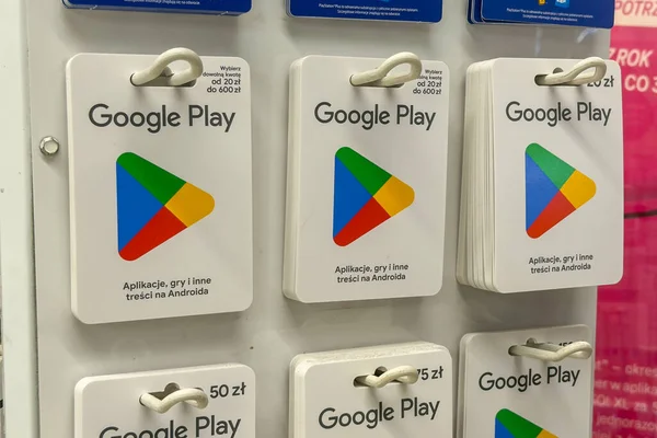 Poznan, Polonya - 22 Kasım 2025: Bir perakende mağaza vitrininde gösterilen Google Play hediye kartları, dijital içerik, uygulamalar, filmler ve Android hakkındaki kitaplar için kolay satın almayı kolaylaştırıyor