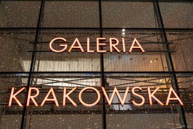 Krakow, Polonya - 30 Kasım 2025: Galeria Krakowska alışveriş merkezi girişi modern tasarımı ve ışıl ışıl arka planıyla parlayan kırmızı neon bir levhaya sahiptir