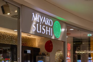 Krakow, Polonya - 30 Kasım 2025: Miyako Suşi 'nin modern tasarımının yer aldığı, otantik Japon mutfağının tadını çıkarmaya davet edilen ışıklı tabelanın yakın çekimi