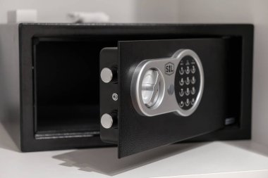 Krakow, Polonya - 30 Kasım 2025: Kapısı açık, içi boş siyah dijital kasa, kişisel eşyalar için güvenli bir depo, otel veya ev için ideal