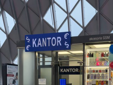 Poznan, Polonya - 30 Kasım 2025: Kantor Uno döviz kuru cephesinde dolar ve avro sembolleriyle mavi işareti bir transit istasyonunda uluslararası ziyaretçilere hizmet veriyor