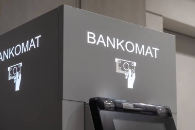Aydınlatılmış BANKOMAT tabelası, hızlı para erişimi ve hayati finansal ihtiyaçlar için verimli self-servis bankacılığını vurguluyor