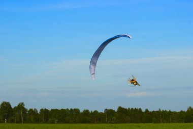 Havaalanında paraşütle atlamak..