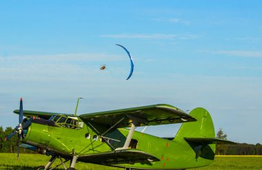 Havaalanında paraşütle atlamak..