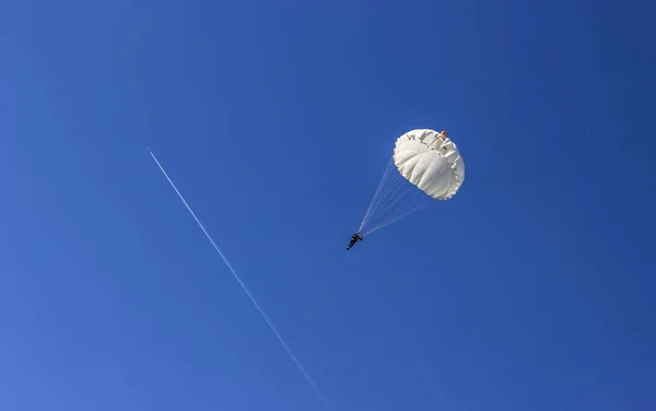 Parachutespringen Het Veld Vliegveld — Stockfoto