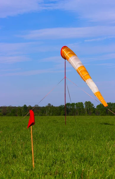 Parachutespringen Het Veld Vliegveld — Stockfoto