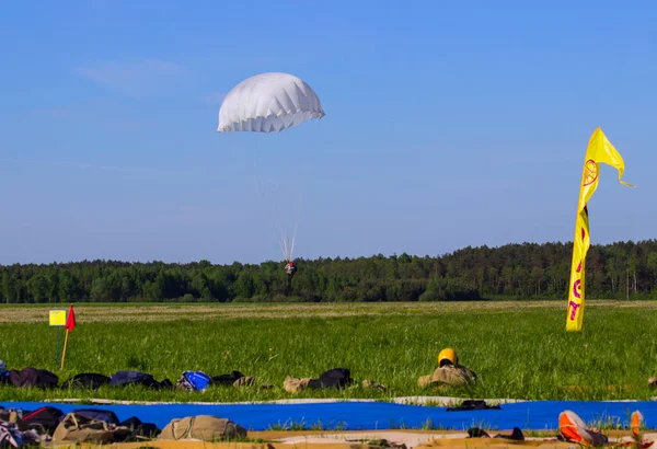 Parachutespringen Het Veld Vliegveld — Stockfoto