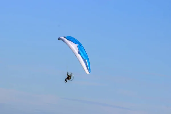 Parachutespringen Het Veld Vliegveld — Stockfoto