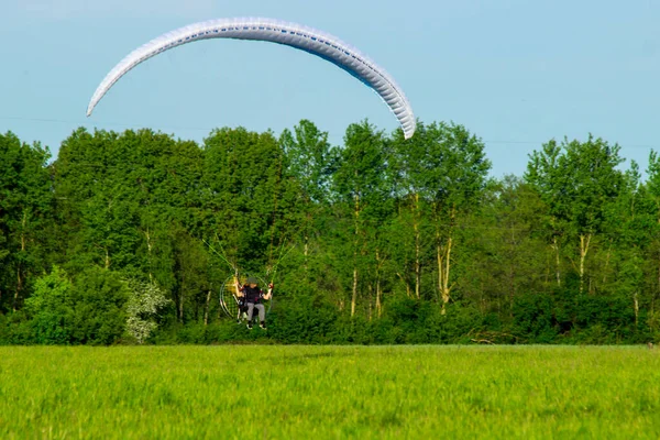 Parachutespringen Het Veld Vliegveld — Stockfoto