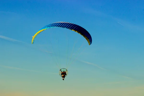 Fallschirmspringen Auf Dem Flugplatz — Stockfoto