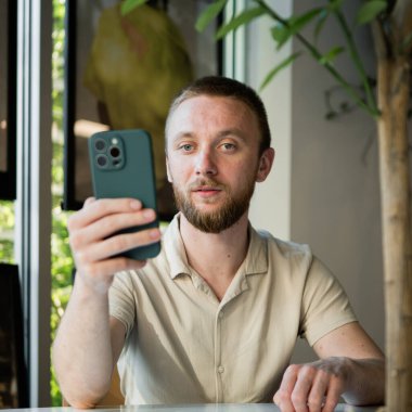 Mutlu, kendine güvenen bir iş adamı dijital tablet kullanarak birlikte çalışıyor. Açık tişört giyen gülümseyen Avrupalı öğrenci internetten ders çalışıyor.