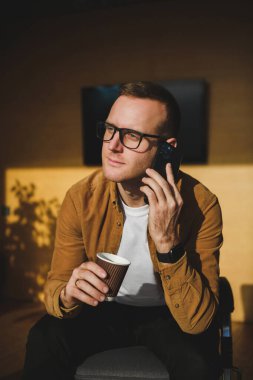 Gözlüklü genç girişimci iş başarısı için çok çalışıyor.