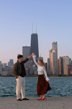 Chicago şehir merkezinde dans eden çift Michigan Gölü rıhtımında