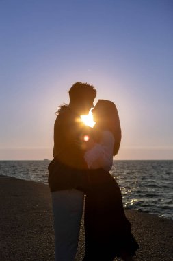 Olgun, beyaz bir çift randevuda. Chicago manzaralı Michigan Gölü Sahili